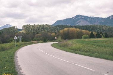 Karanlık fırtına bulutları yeşil çim - vintage etkisi ile çayır üzerinde