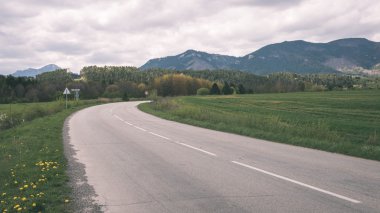 Karanlık fırtına bulutları yeşil çim - vintage etkisi ile çayır üzerinde