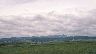 Karanlık fırtına bulutları yeşil çim - vintage etkisi ile çayır üzerinde