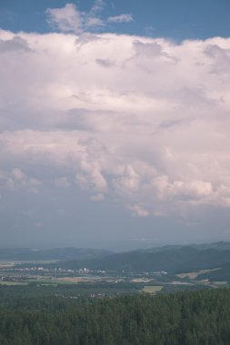 Karanlık fırtına bulutları yeşil çim - vintage etkisi ile çayır üzerinde