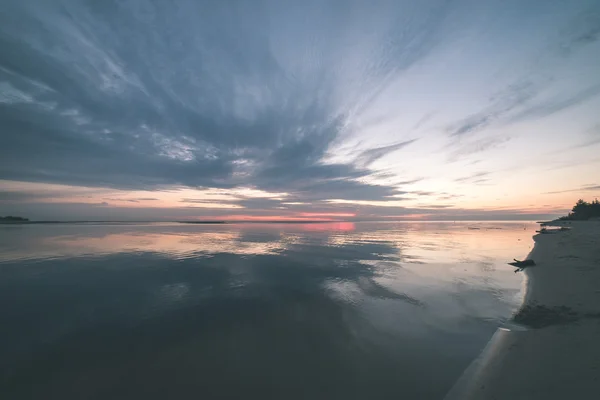 Nuvole di tempesta rossa sul prato con erba verde effetto vintage — Foto Stock