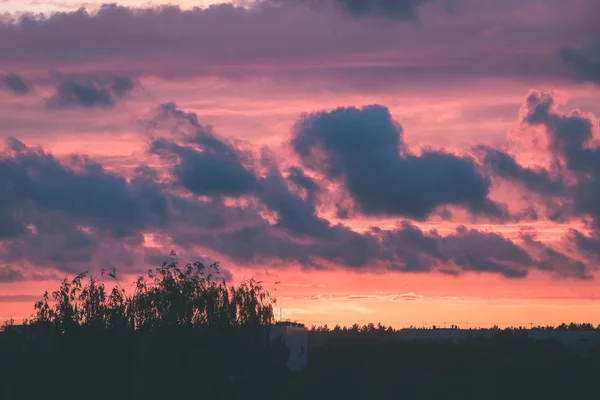 Rote Gewitterwolken über Wiese mit grünem Gras - Vintage-Effekt — Stockfoto