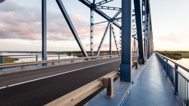 Demiryolu Köprüsü Nehri yakınında metal raylar ile