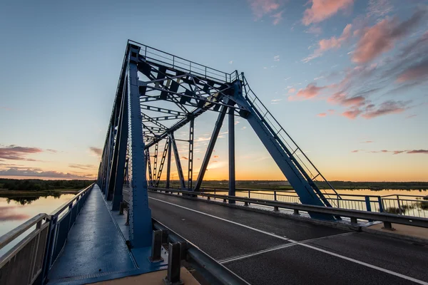 Puente ferroviario con rieles metálicos cerca del río — Foto de Stock