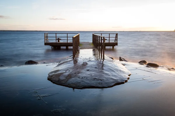 Stary most z zardzewiałe szyny metalowe w pobliżu port morski — Zdjęcie stockowe