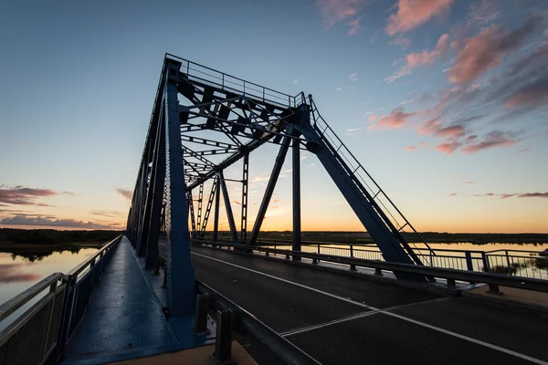 Puente ferroviario con rieles metálicos cerca del río — Foto de Stock