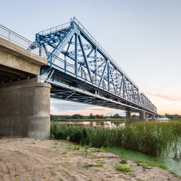 Eisenbahnbrücke mit Metallschienen in Flussnähe — Stockfoto