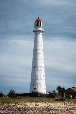 Deniz feneri liman yakınındaki paslı metal raylar ile