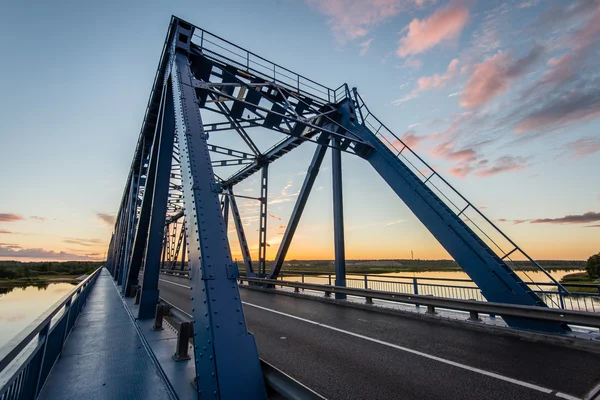 Puente ferroviario con rieles metálicos cerca del río — Foto de Stock