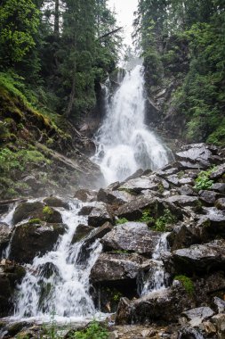dağ geçidi üzerinden şelale