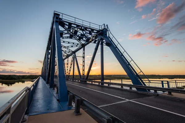 Puente ferroviario con rieles metálicos cerca del río — Foto de Stock