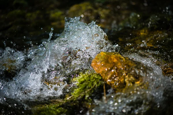 Spruzzi cascata in primo piano — Foto Stock