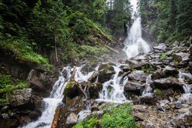 dağ geçidi üzerinden şelale