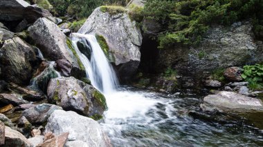dağ geçidi üzerinden şelale