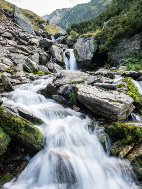 dağ geçidi üzerinden şelale