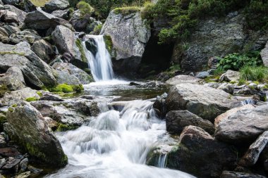 dağ geçidi üzerinden şelale