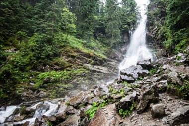 dağ geçidi üzerinden şelale