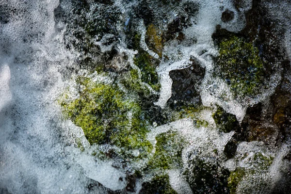 Şelale sıçramalarına closeup içinde — Stok fotoğraf