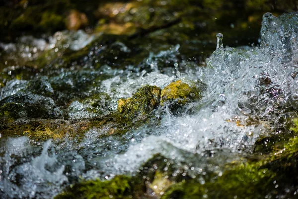 Salpicaduras de cascada en primer plano — Foto de Stock