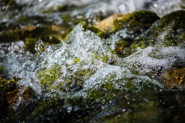 Salpicaduras de cascada en primer plano — Foto de Stock