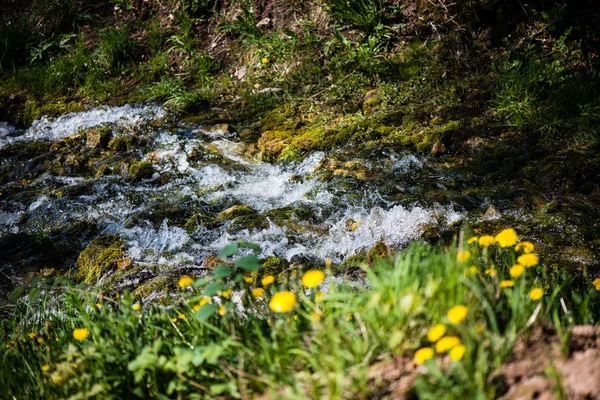 Водопад брызгает крупным планом — стоковое фото