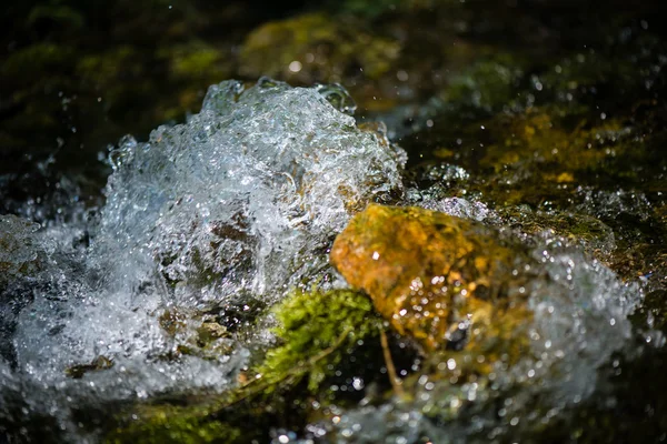 Spruzzi cascata in primo piano — Foto Stock