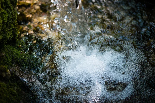 Salpicos de cachoeira em close-up — Fotografia de Stock