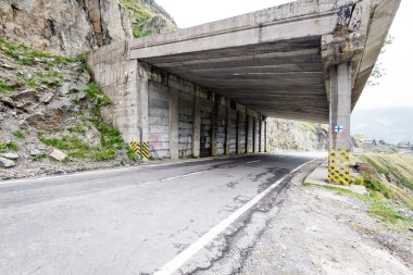Deniz port yakınındaki paslı metal raylar ile eski köprü
