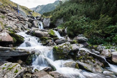 dağ geçidi üzerinden şelale