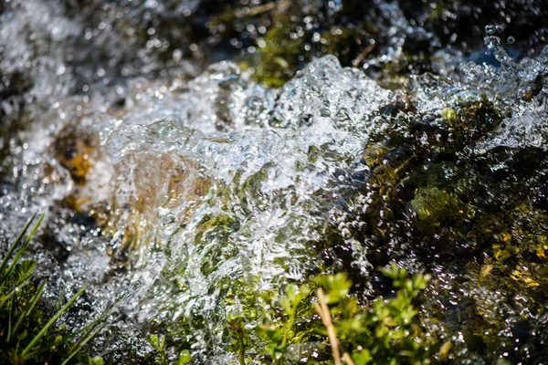 Wasserfall plätschert in Großaufnahme — Stockfoto