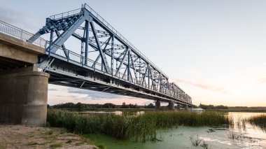 Demiryolu Köprüsü Nehri yakınında metal raylar ile