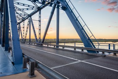 Demiryolu Köprüsü Nehri yakınında metal raylar ile