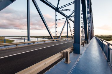 Demiryolu Köprüsü Nehri yakınında metal raylar ile