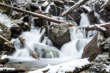 Şelale kış, uzun pozlama dağ geçidi üzerinden