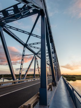 Demiryolu Köprüsü Nehri yakınında metal raylar ile