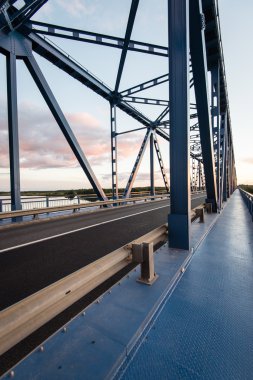 Demiryolu Köprüsü Nehri yakınında metal raylar ile