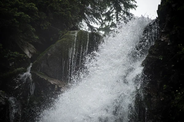 Vodopád šplouchání v detailním — Stock fotografie