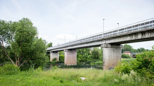 Eisenbahnbrücke mit Metallschienen in Flussnähe — Stockfoto