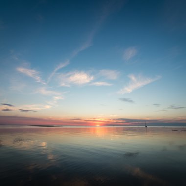 Nehrin mavi gökyüzü, kırmızı ile batımında güzel yaz ve oran