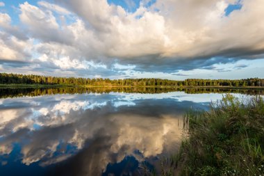 Güzel yaz günbatımı göle mavi gökyüzü, kırmızı ve orangutan