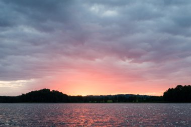 Nehrin mavi gökyüzü, kırmızı ve orang günbatımında dramatik yaz