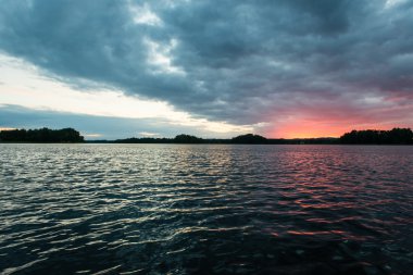 Nehrin mavi gökyüzü, kırmızı ve orang günbatımında dramatik yaz