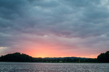 Nehrin mavi gökyüzü, kırmızı ve orang günbatımında dramatik yaz