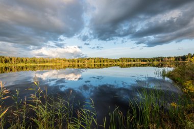 Güzel yaz günbatımı göle mavi gökyüzü, kırmızı ve orangutan