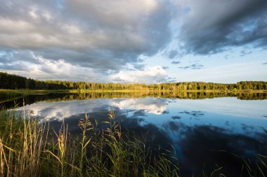 Güzel yaz günbatımı göle mavi gökyüzü, kırmızı ve orangutan