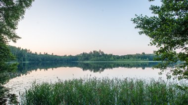 Nehrin mavi gökyüzü, kırmızı ile batımında güzel yaz ve oran