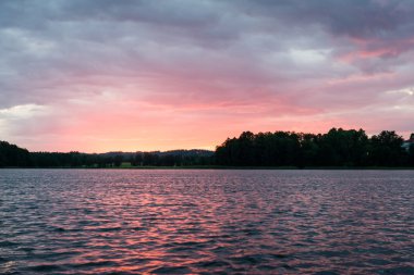 Nehrin mavi gökyüzü, kırmızı ve orang günbatımında dramatik yaz
