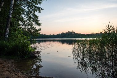 Güzel yaz günbatımı göle mavi gökyüzü, kırmızı ve orangutan