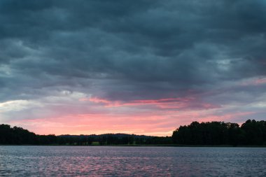 Nehrin mavi gökyüzü, kırmızı ve orang günbatımında dramatik yaz