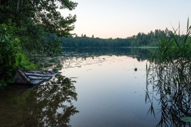 Nehrin mavi gökyüzü, kırmızı ile batımında güzel yaz ve oran